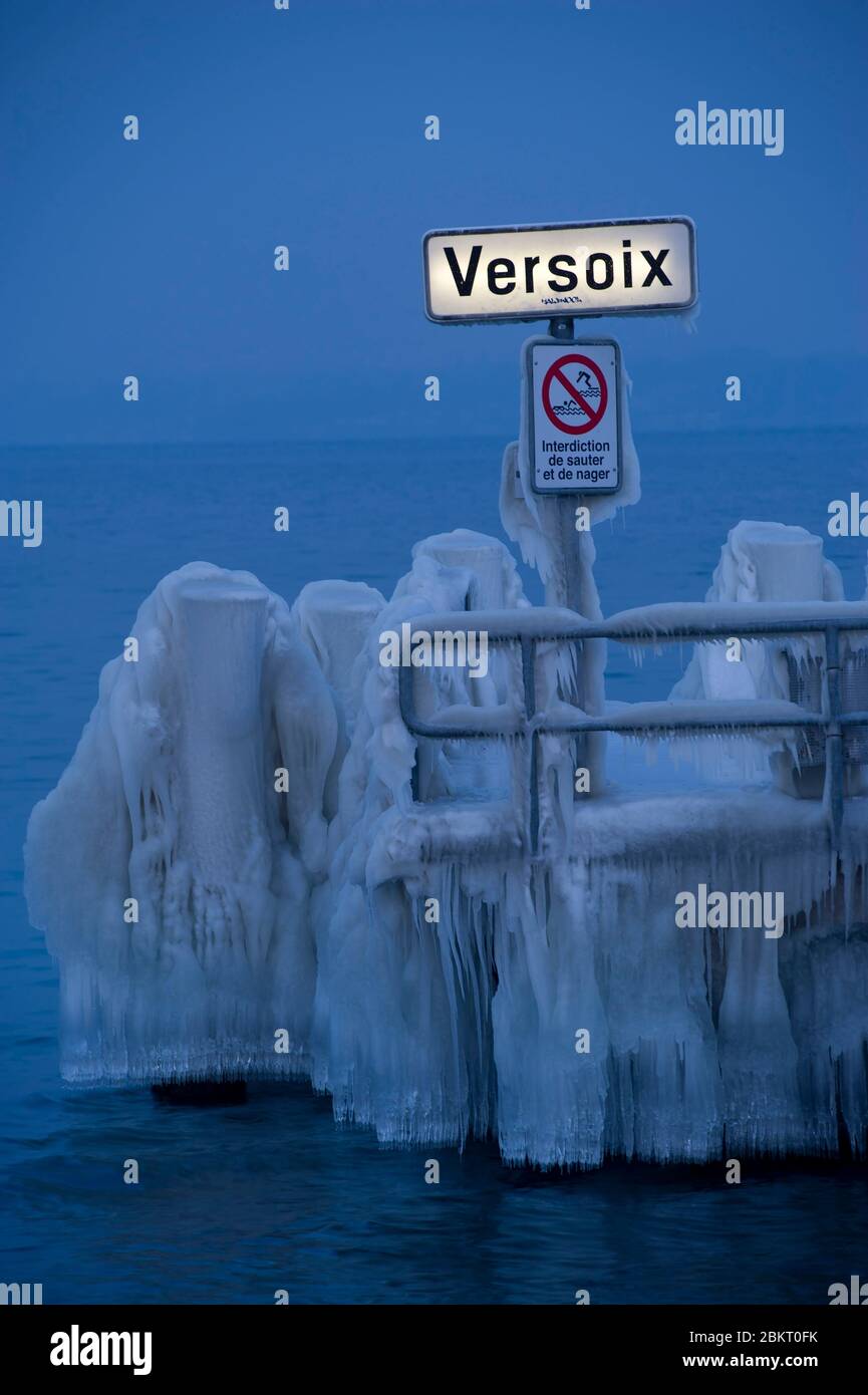 Suisse, canton de Genève, Versoix, les bords du lac Léman se gelant avec un vent du nord très fort et froid, jetée couverte de glace Banque D'Images