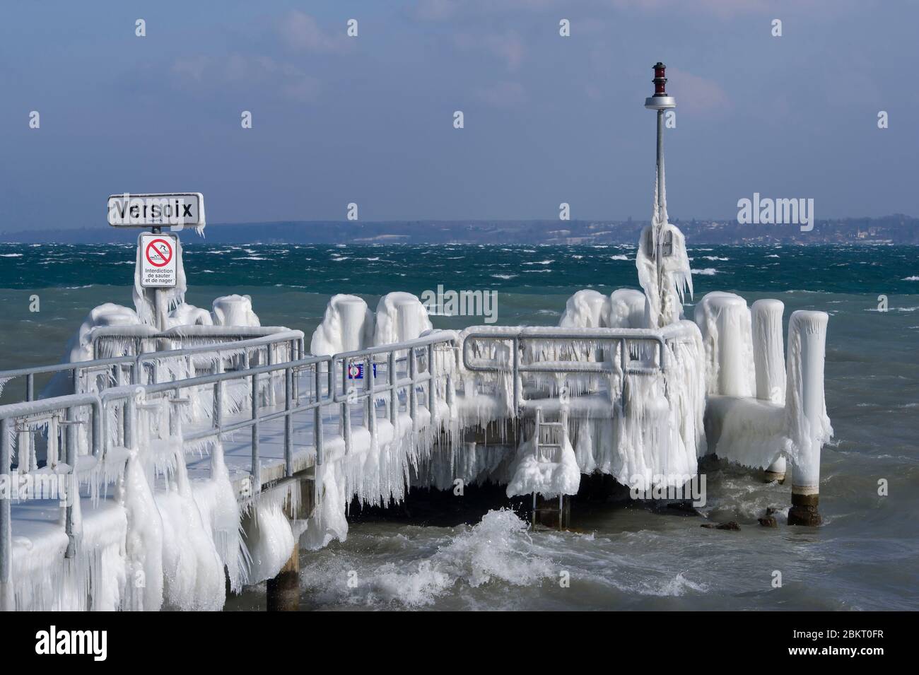 Suisse, canton de Genève, Versoix, les bords du lac Léman se gelant avec un vent du nord très fort et froid, jetée couverte de glace Banque D'Images