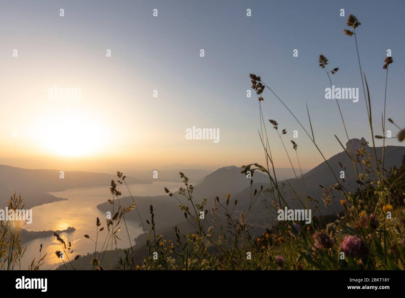 France, haute Savoie, Lac d'Annecy au coucher du soleil depuis le Col de la Forclaz Banque D'Images