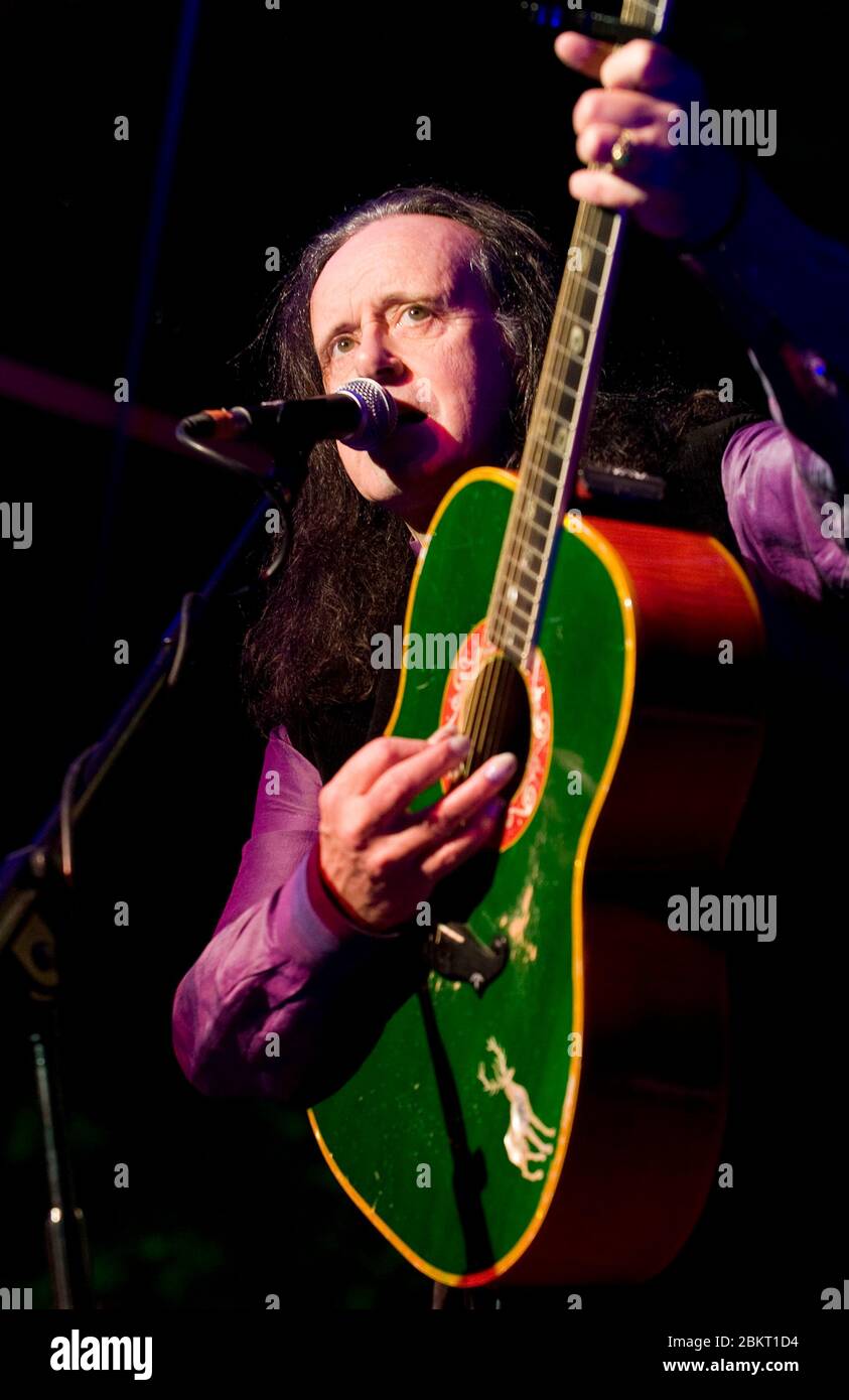 Le chanteur, compositeur et guitariste britannique Donovan sur scène au Moseley Folk Festival du 4 septembre 2010. Photo de Simon Hadley Banque D'Images