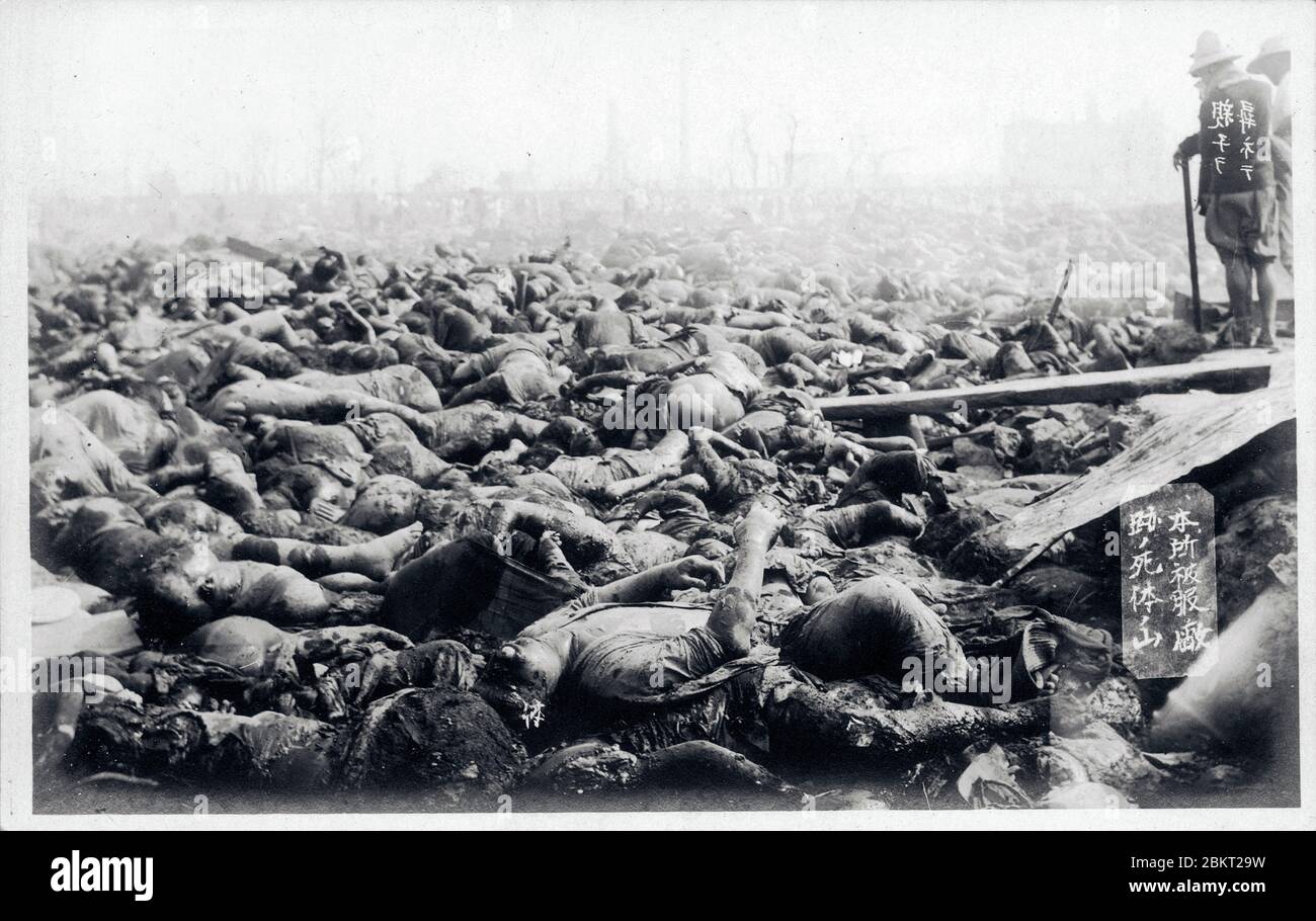 [ Japon des années 1920 - victimes du grand tremblement de terre de Kanto ] — a accumulé les victimes du grand tremblement de terre de Kanto (Kanto Daishinsai) du 1er septembre 1923 au dépôt de vêtements de l'armée Honjo (陸軍本所被服廠, Rikugun Honjo Hifukusho) à Tokyo. Une tempête a englouti l'ancien dépôt et a piégé les 38,000 personnes qui avaient cherché refuge ici. Avec presque aucun survivant, c'était la plus grande perte de vie du tremblement de terre. carte postale vintage du xxe siècle. Banque D'Images