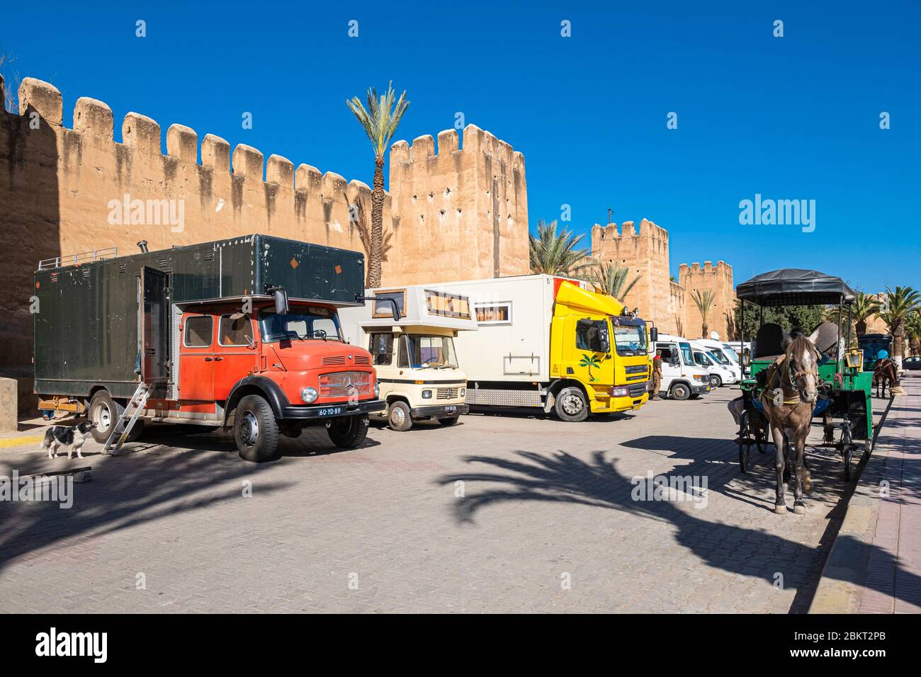 Maroc, région de Souss-Massa, Taroudant, les remparts, camping-car Banque D'Images
