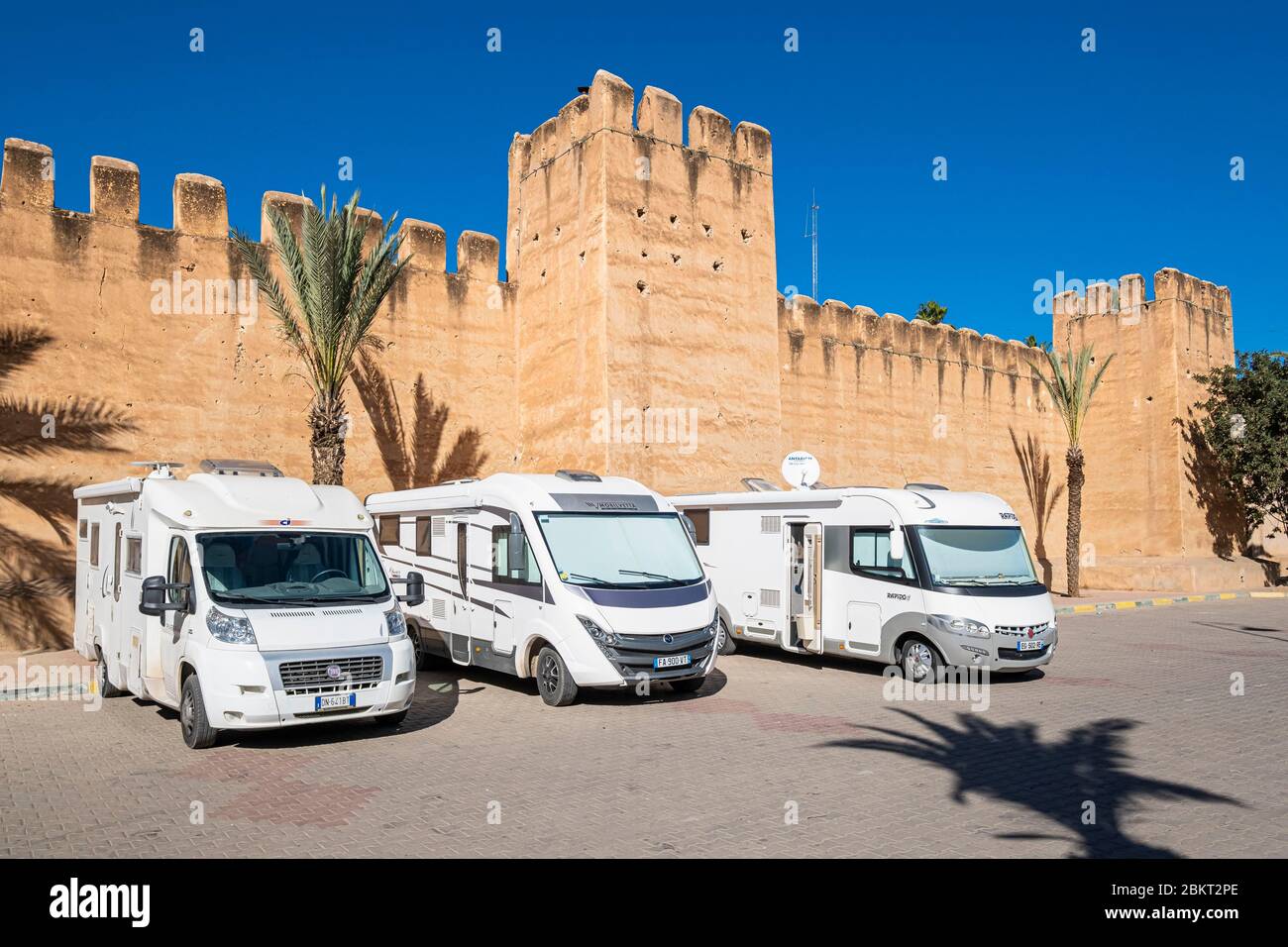 Maroc, région de Souss-Massa, Taroudant, les remparts, camping-car Banque D'Images