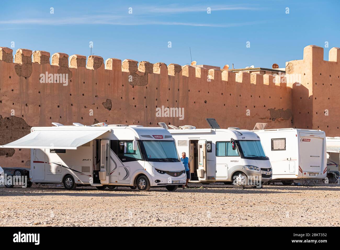 Maroc, région de Souss-Massa, Taroudant, les remparts, camping-car Banque D'Images