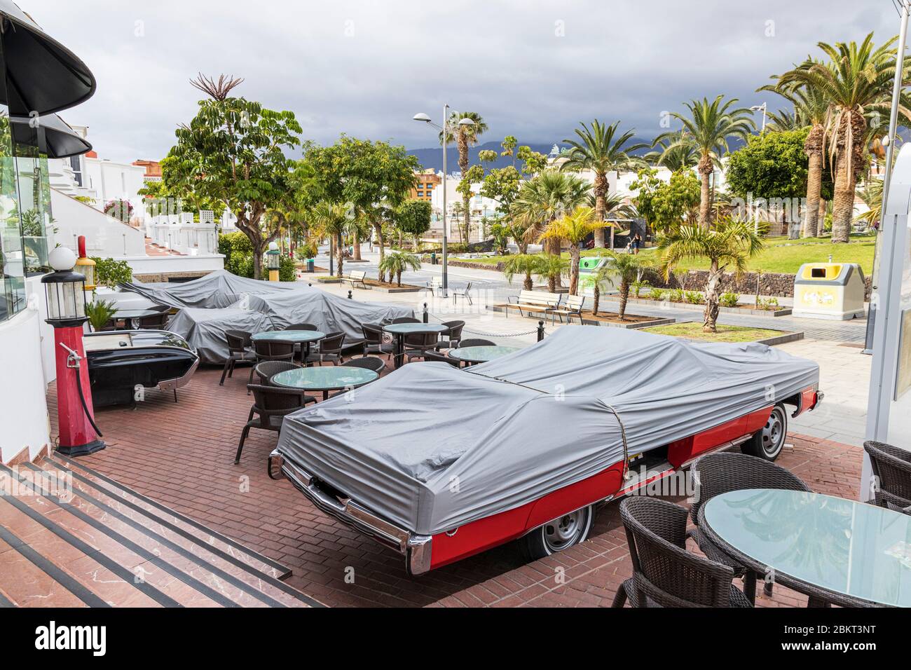 Voitures américaines couvertes sur la terrasse du restaurant et bar Harleys pendant le confinement de 19 dans la station touristique de Costa Adeje, Tenerife Banque D'Images
