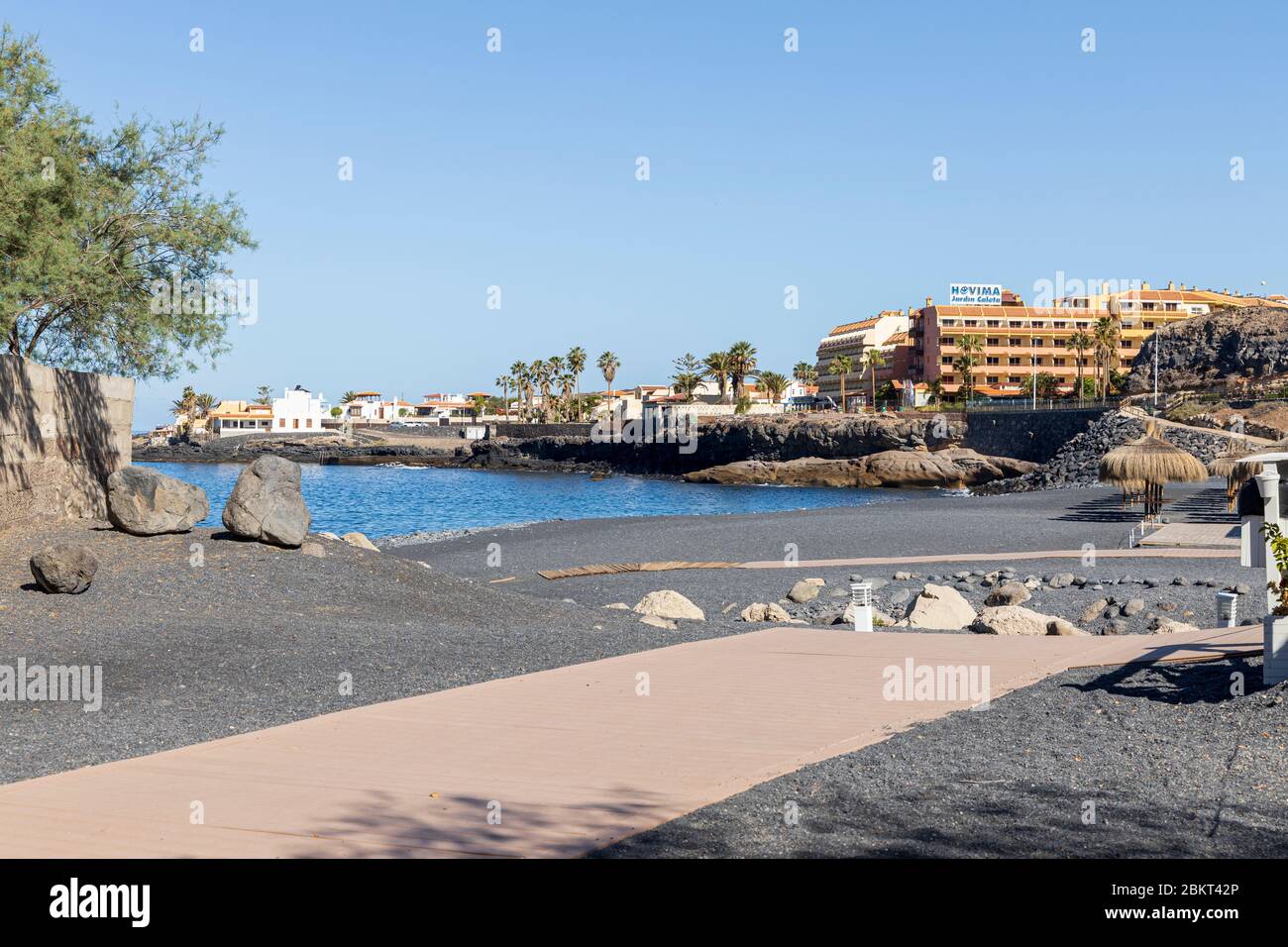 Playa Enramada déserte et Hovima jardin Caleta Hotel à la Caleta pendant le confinement de Covid 19 dans la station touristique de la Costa Adeje, Tenerife, Banque D'Images