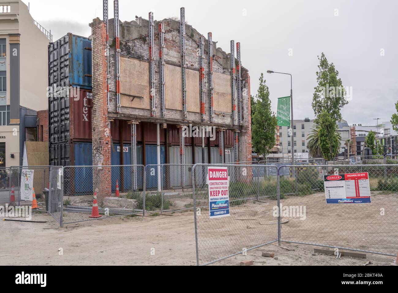 CHRISTCHURCH, NOUVELLE-ZÉLANDE - décembre 02 2019 : paysage urbain avec échafaudages sur les ruines d'un bâtiment endommagé par un tremblement de terre, tourné dans un ciel nuageux et lumineux sur une dece Banque D'Images