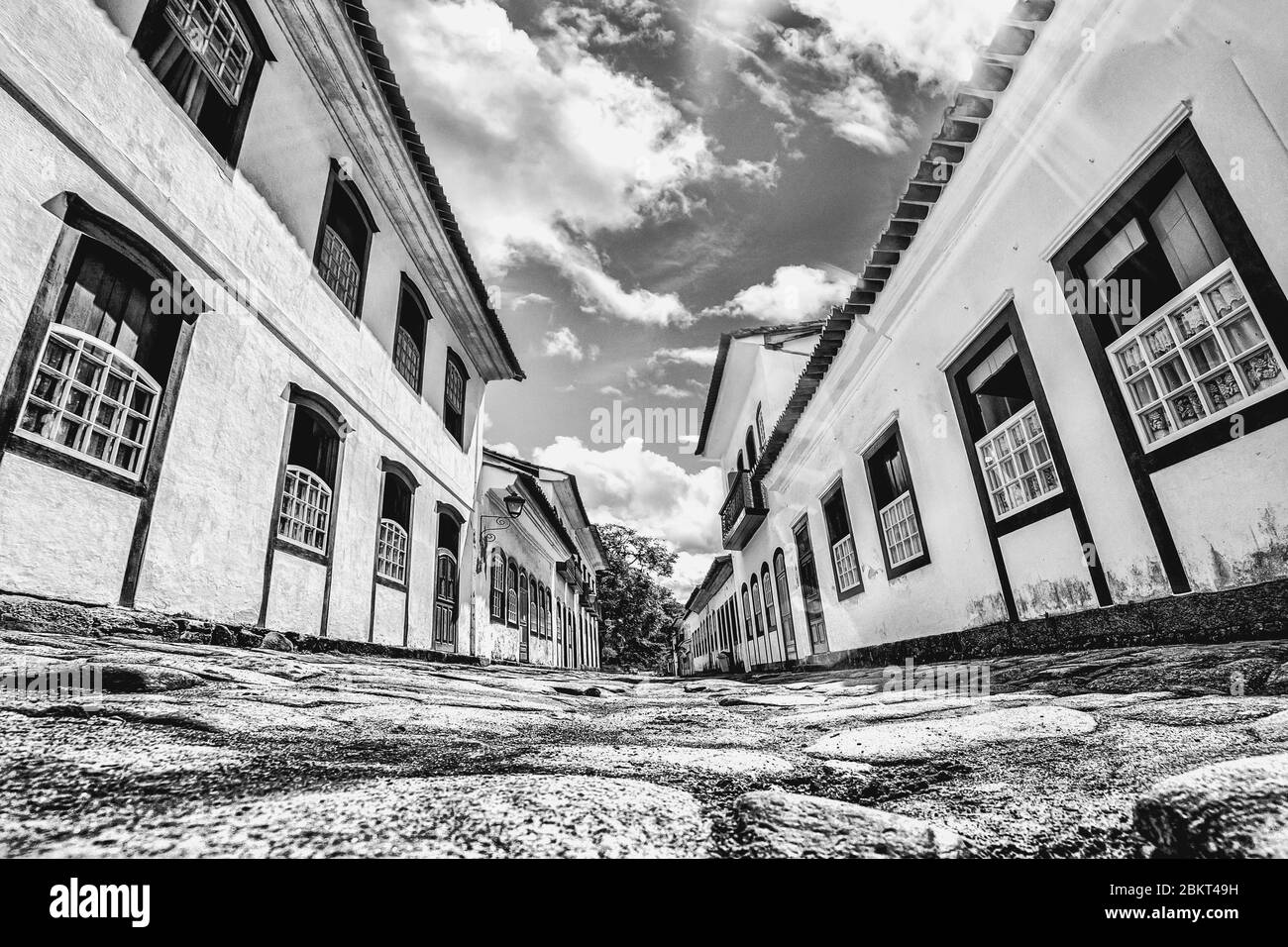 Vieille rue et maisons coloniales portugaises dans le centre-ville historique de Paraty, Rio de Janeiro, Brésil Banque D'Images