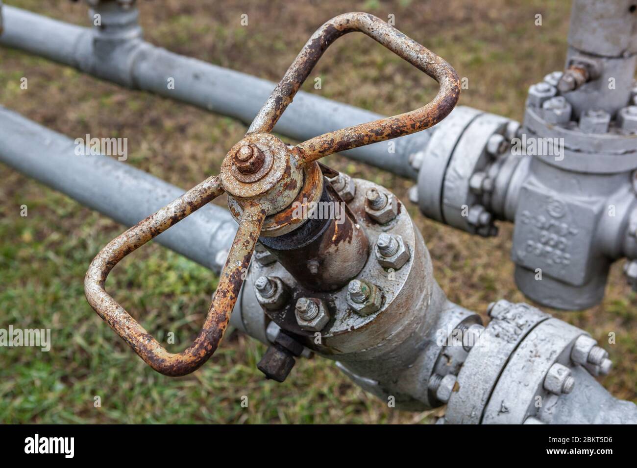 Gros plan d'une vanne de gaz usagée. Banque D'Images