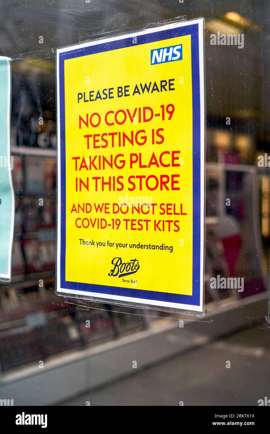 Ouvrez la fenêtre des pharmaciens pour indiquer qu'ils ne testent pas Covid-19 ou ne vendent pas de kits de tests Banque D'Images