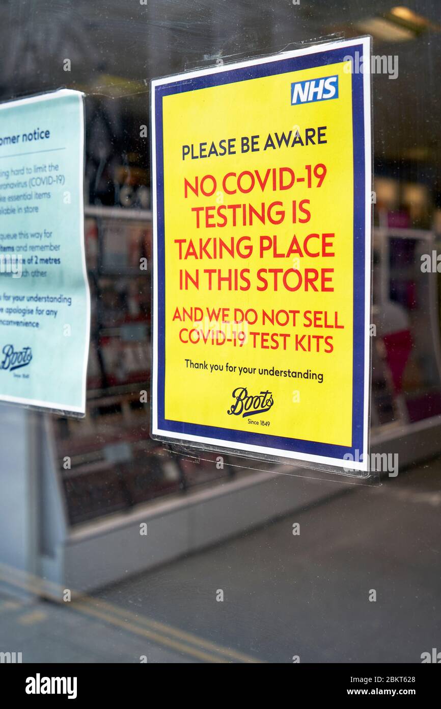 Ouvrez la fenêtre des pharmaciens pour indiquer qu'ils ne testent pas Covid-19 ou ne vendent pas de kits de tests Banque D'Images