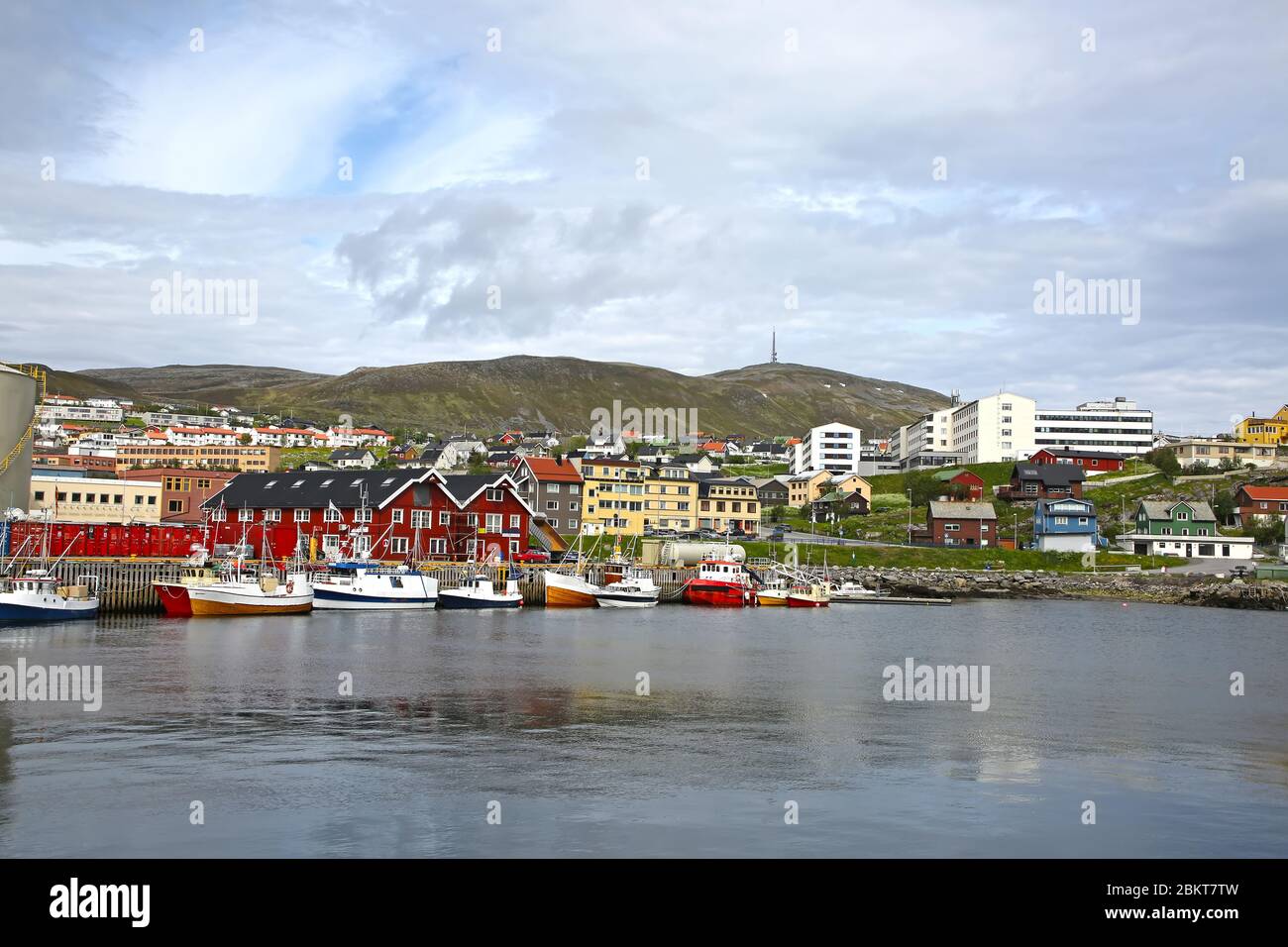 Ville de Hammerfest avec port habour avec bateaux de pêche. Hammerfest est la ville la plus septentrionale du monde avec plus de 10,000 habitants, comté Banque D'Images