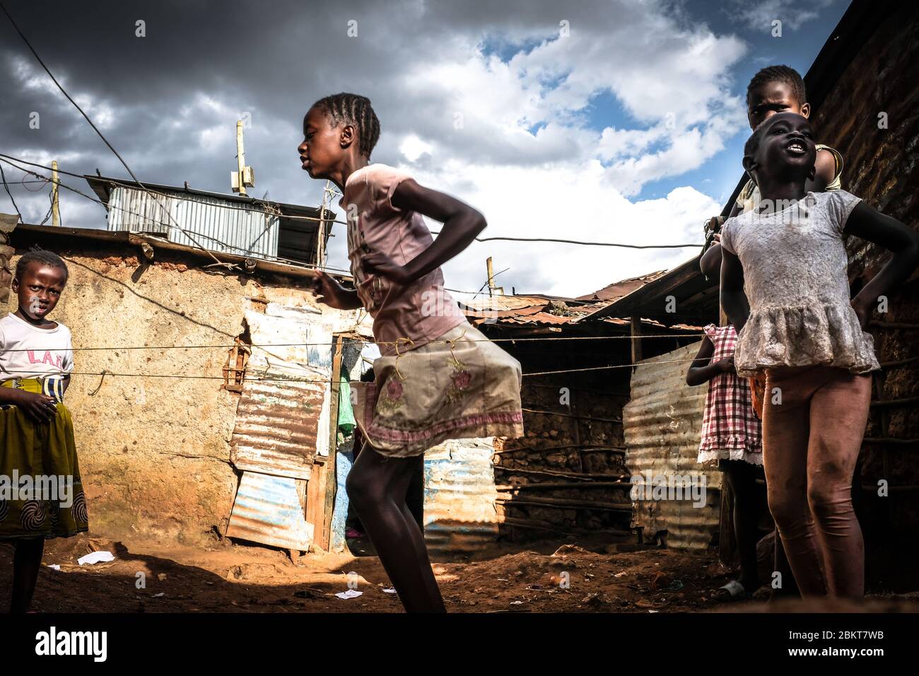 Nairobi, Kenya. 4 mai 2020. Les enfants qui jouent pendant qu'ils attendent leur tour pour aller chercher pendant la pénurie d'eau au milieu du couvre-feu en cours en raison de la pandémie du virus corona.dans la plupart des quartiers et des rues de Kibera, les habitants de la région se promèneront à transporter leurs bidons d'eau vides à la recherche d'eau, tandis que certains doivent faire la queue pendant une longue période dans les parties où il y a accès à l'eau. Credit: Donwilson Odhiambo/SOPA Images/ZUMA Wire/Alay Live News Banque D'Images