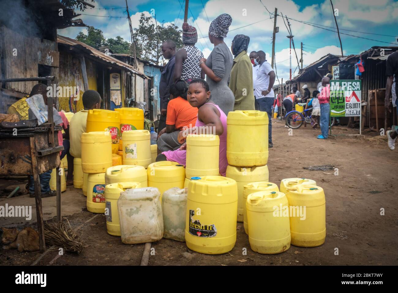 Nairobi, Kenya. 5 mai 2020. Un groupe de jeunes femmes attendant dans une file d'attente avec des canettes pour aller chercher de l'eau pendant la pénurie d'eau au milieu du couvre-feu en cours en raison de la pandémie du virus corona.dans la plupart des quartiers et des rues de Kibera, les habitants de la région se promèneront à transporter leurs bidons d'eau vides à la recherche d'eau, tandis que certains doivent faire la queue pendant une longue période dans les parties où il y a accès à l'eau. Credit: Donwilson Odhiambo/SOPA Images/ZUMA Wire/Alay Live News Banque D'Images