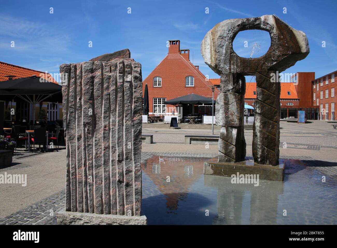 Place de la ville au centre-ville avec fontaine et statue à Skagen, Danemark. Banque D'Images