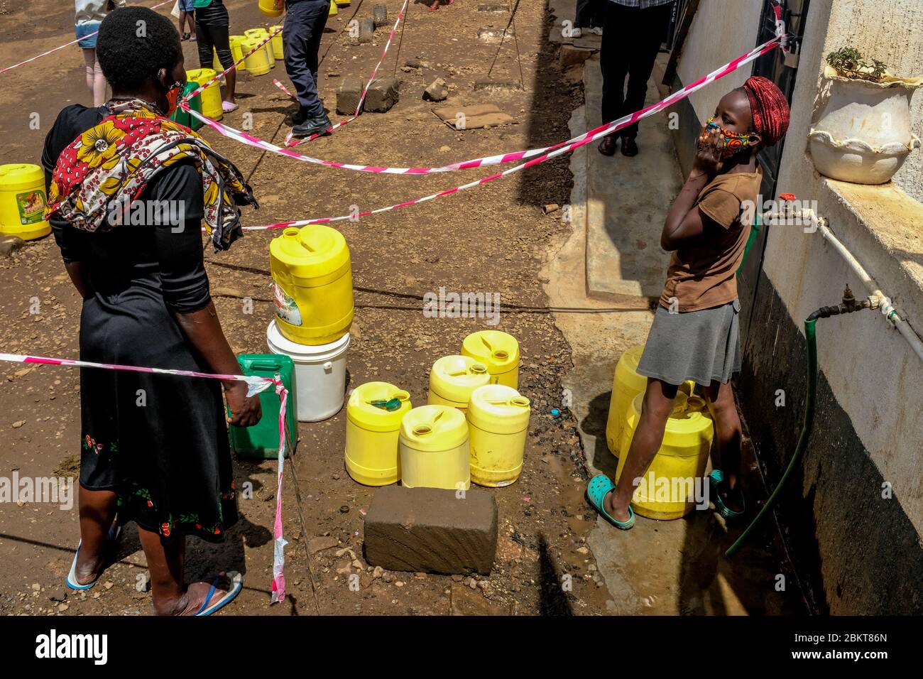 Nairobi, Kenya. 5 mai 2020. Une longue file de canettes à un point de récupération de l'eau pendant la pénurie d'eau au milieu du couvre-feu en cours en raison de la pandémie du virus corona.dans la plupart des quartiers et des rues de Kibera, les habitants de la région se promèneront à transporter leurs bidons d'eau vides à la recherche d'eau, tandis que certains doivent faire la queue pendant une longue période dans les parties où il y a accès à l'eau. Credit: Donwilson Odhiambo/SOPA Images/ZUMA Wire/Alay Live News Banque D'Images
