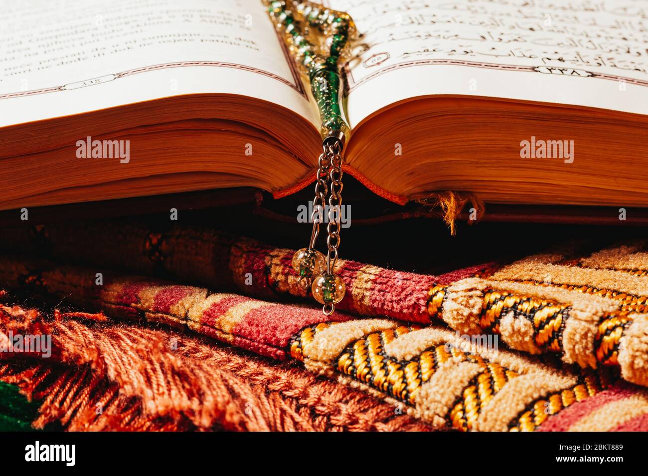 Holly Quran et perles de prière sur tapis de prière en gros plan dans le Kareem de Ramadan Banque D'Images