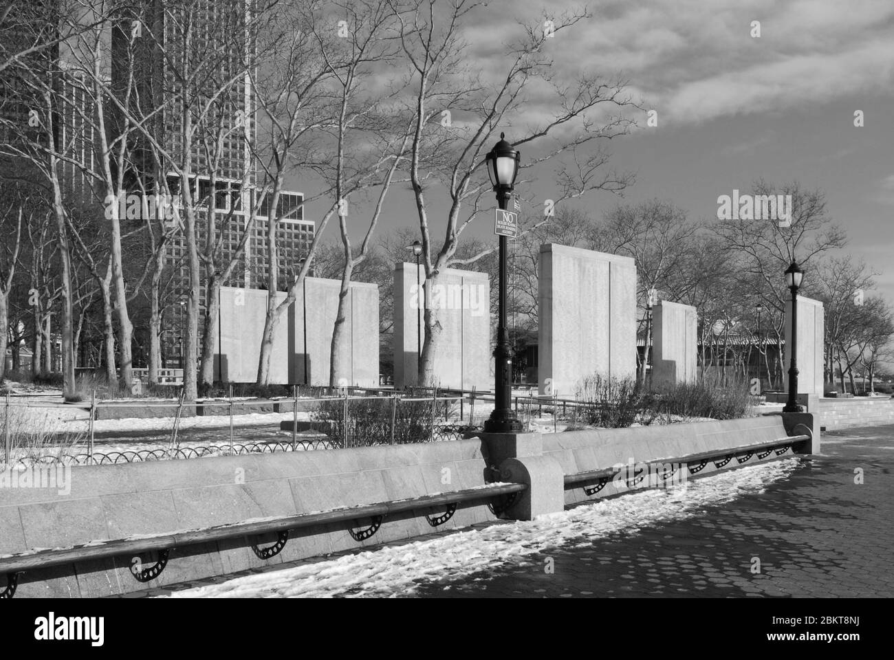 Granite Pylons Snow World War 2 East Coast Memorial Battery Park, NY 10004, États-Unis par Albino Manca Gehron & Seltzer Banque D'Images