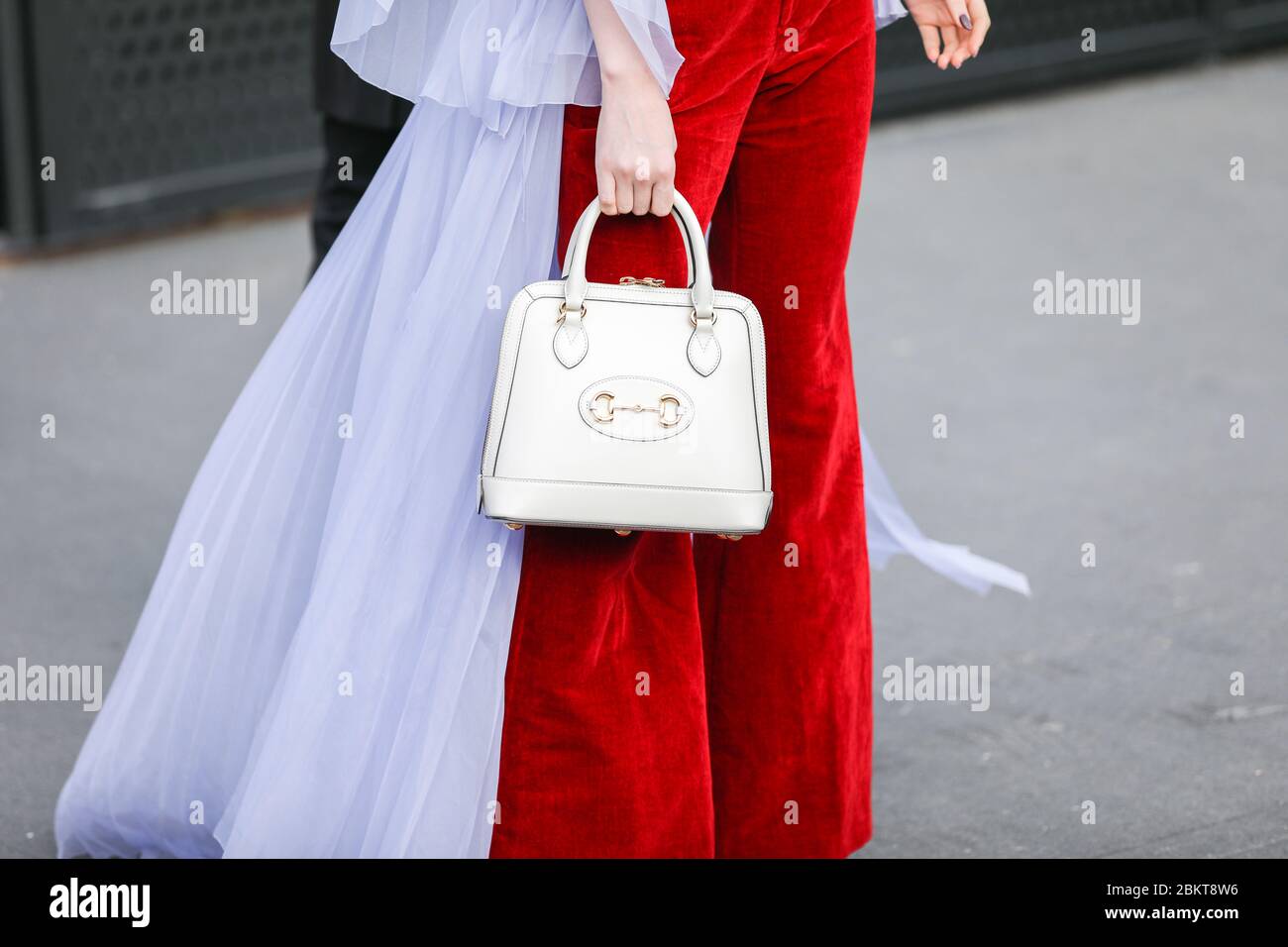 19 février 2020 : Model porte une paire de pantalons rouges, un long voile blanc et un sac à main blanc pendant le défilé de mode Gucci à la semaine de la mode pour femmes fa Banque D'Images