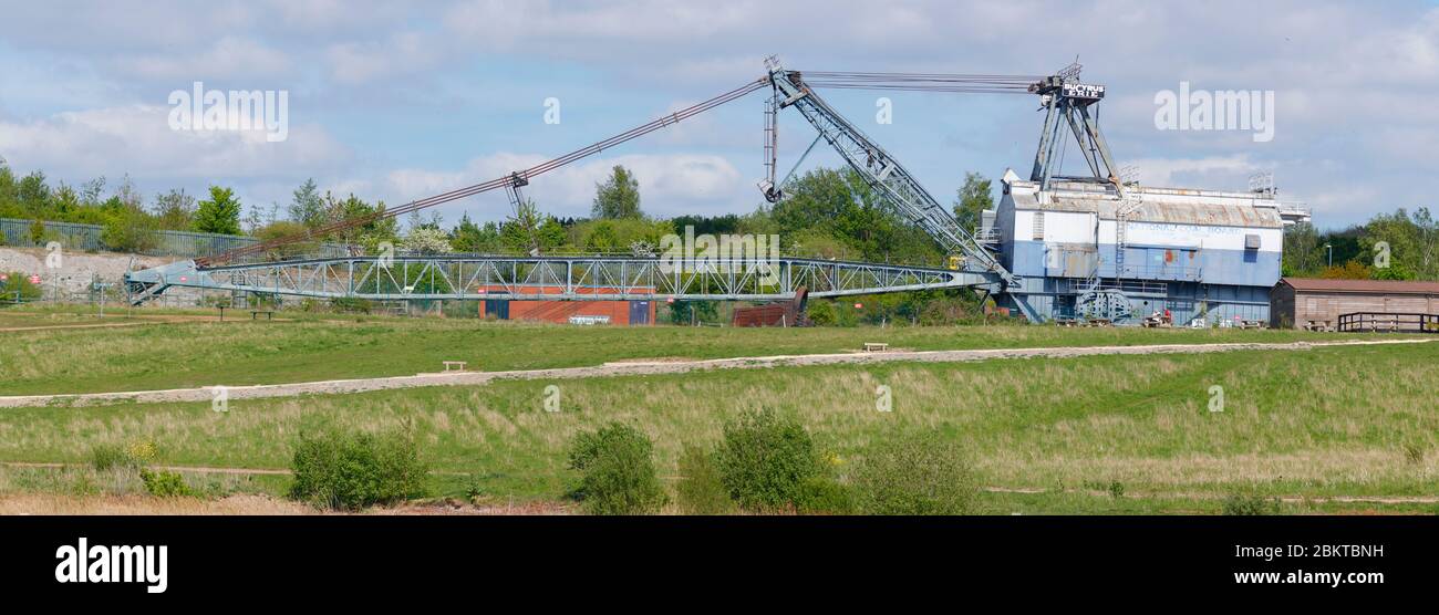 Panorama d'une dragline Ruston Bucyrus 1150BE géante, qui est un musée de dragline locat à l'entrée du RSPB St Aidan's Country Park à Leeds Banque D'Images