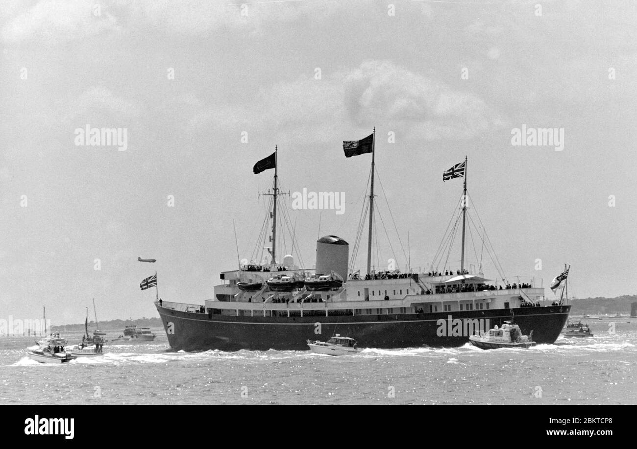 HMY Britannia - son majesté le yacht Britannia - Royal Yacht Britannia - quitte le port de Portsmouth pour commencer l'examen de la flotte 50ème anniversaire du jour J 6 juin 1994 Banque D'Images