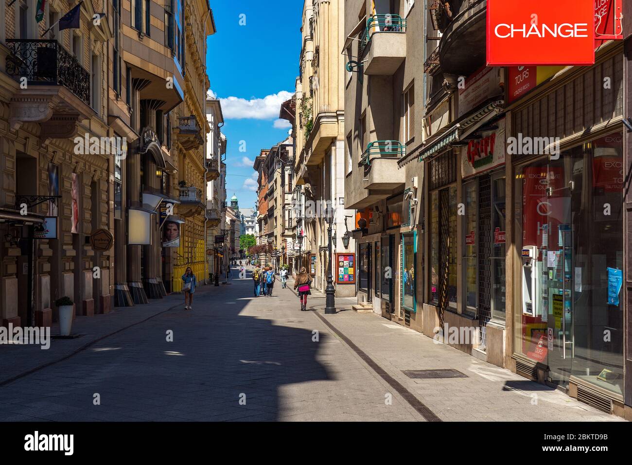 La rue Vaci, principale zone piétonne de la ville au printemps. Banque D'Images