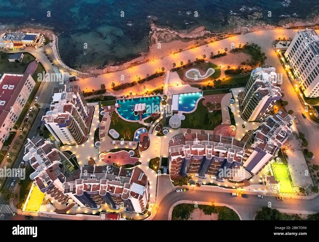 Orihuela, Espagne - 27 janvier 2019: Vue de dessus complexe résidentiel architectural moderne de luxe avec piscines près de la mer Méditerranée vue en soirée Banque D'Images