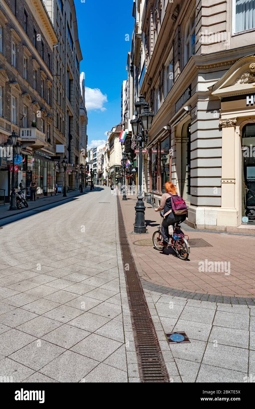 La rue Vaci, principale zone piétonne de la ville au printemps. Banque D'Images