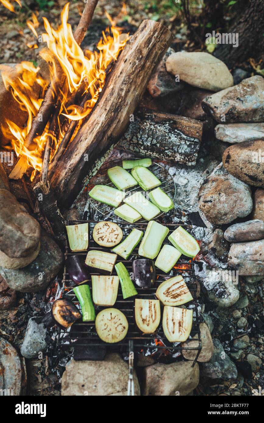 Légumes sur le gril. Barbecue extérieur - courgettes et aubergines sur le grill Banque D'Images