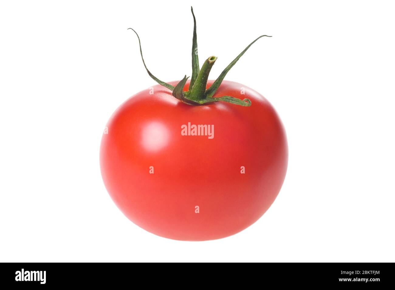 Tomate rouge mûre fraîche avec tige verte isolée sur fond blanc. Prise de vue en studio. Banque D'Images