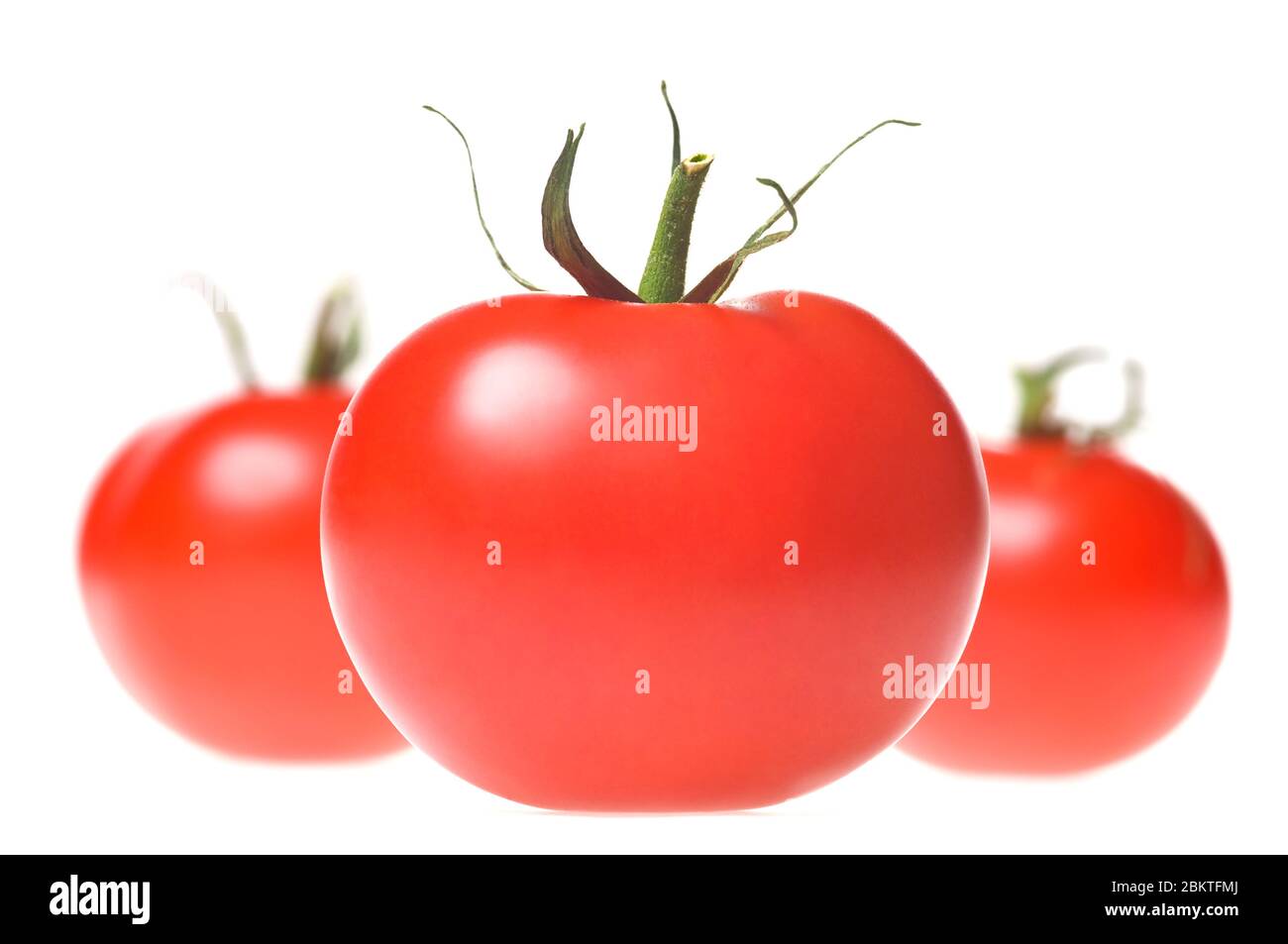 Tomates rouges mûres fraîches avec tige verte en rangée, isolées sur fond blanc. Prise de vue en studio. Banque D'Images