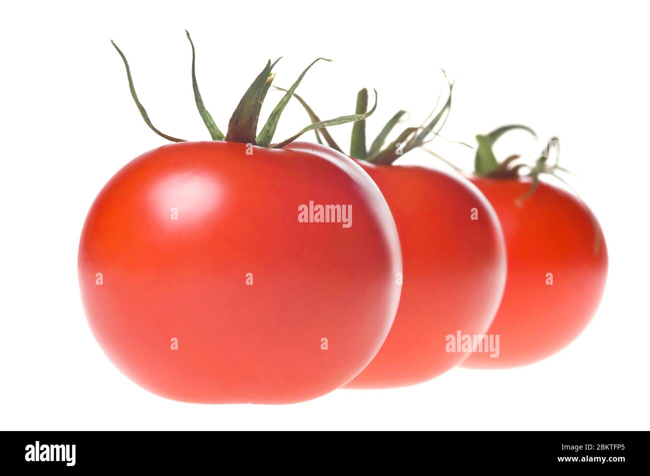 Tomates rouges mûres fraîches avec tige verte en rangée, isolées sur fond blanc. Prise de vue en studio. Banque D'Images