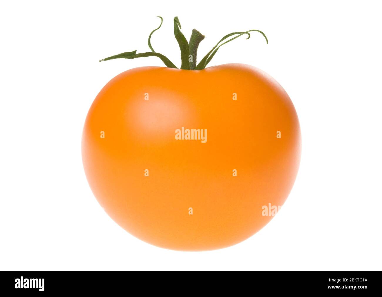 Tomate orange mûre fraîche avec tige verte, isolée sur fond blanc. Prise de vue en studio. Banque D'Images