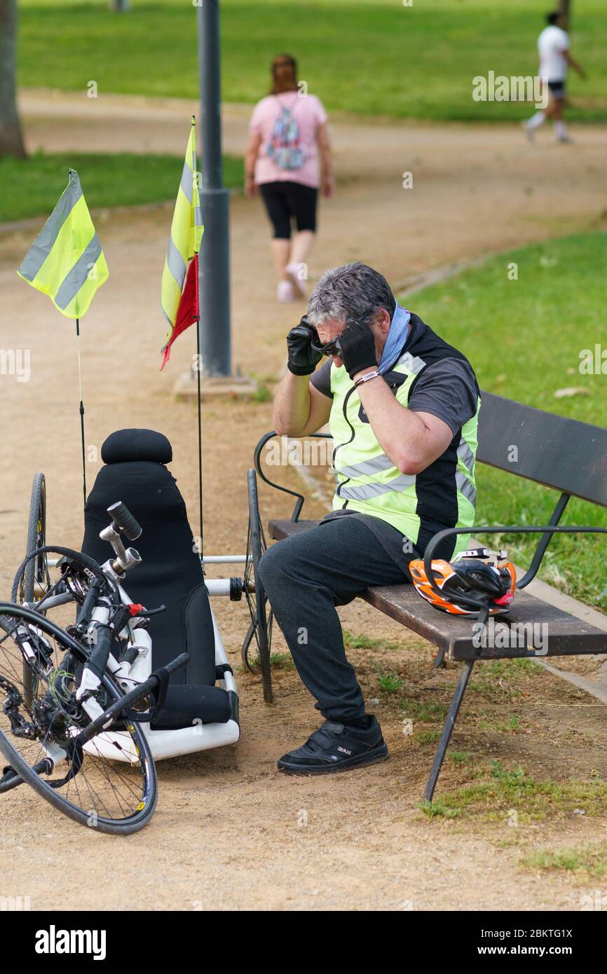 Homme utilisant un vélo handicapé pour le sport pendant la pandémie Covid-19 Banque D'Images