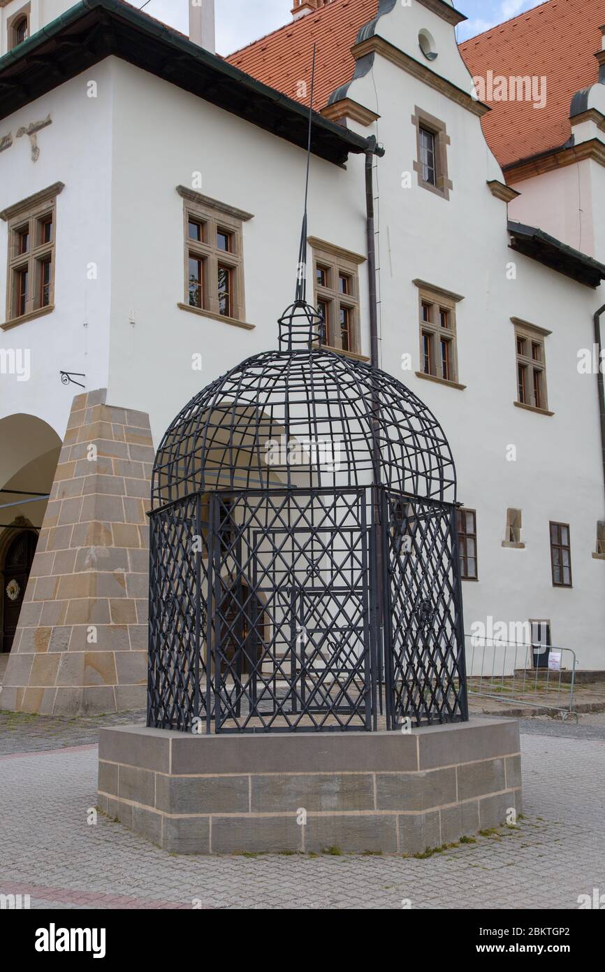 Une cage de honte dans le centre historique de Lévoca Banque D'Images