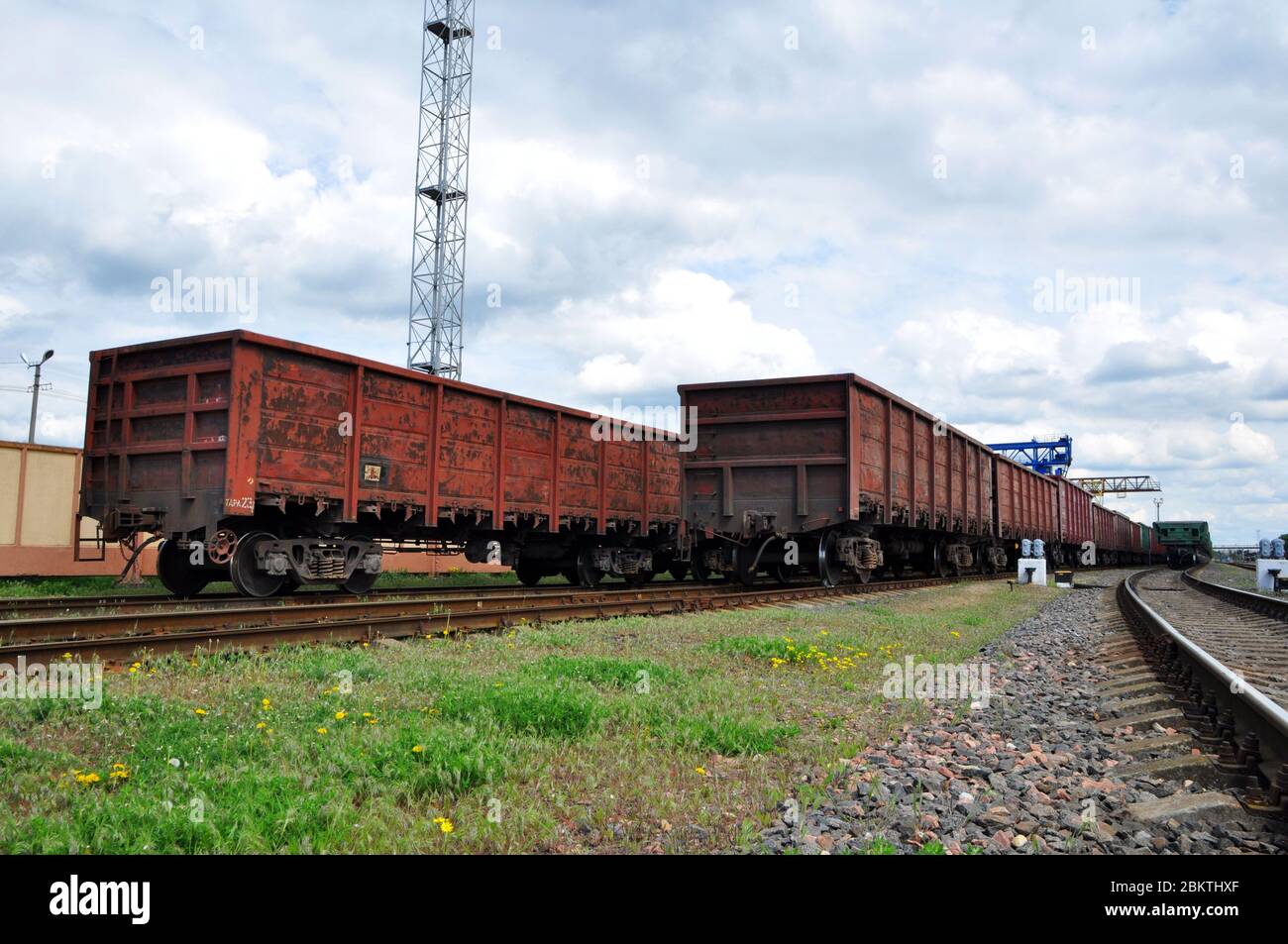 Voitures de chemin de fer au dernier arrêt. Transport ferroviaire de marchandises. Banque D'Images