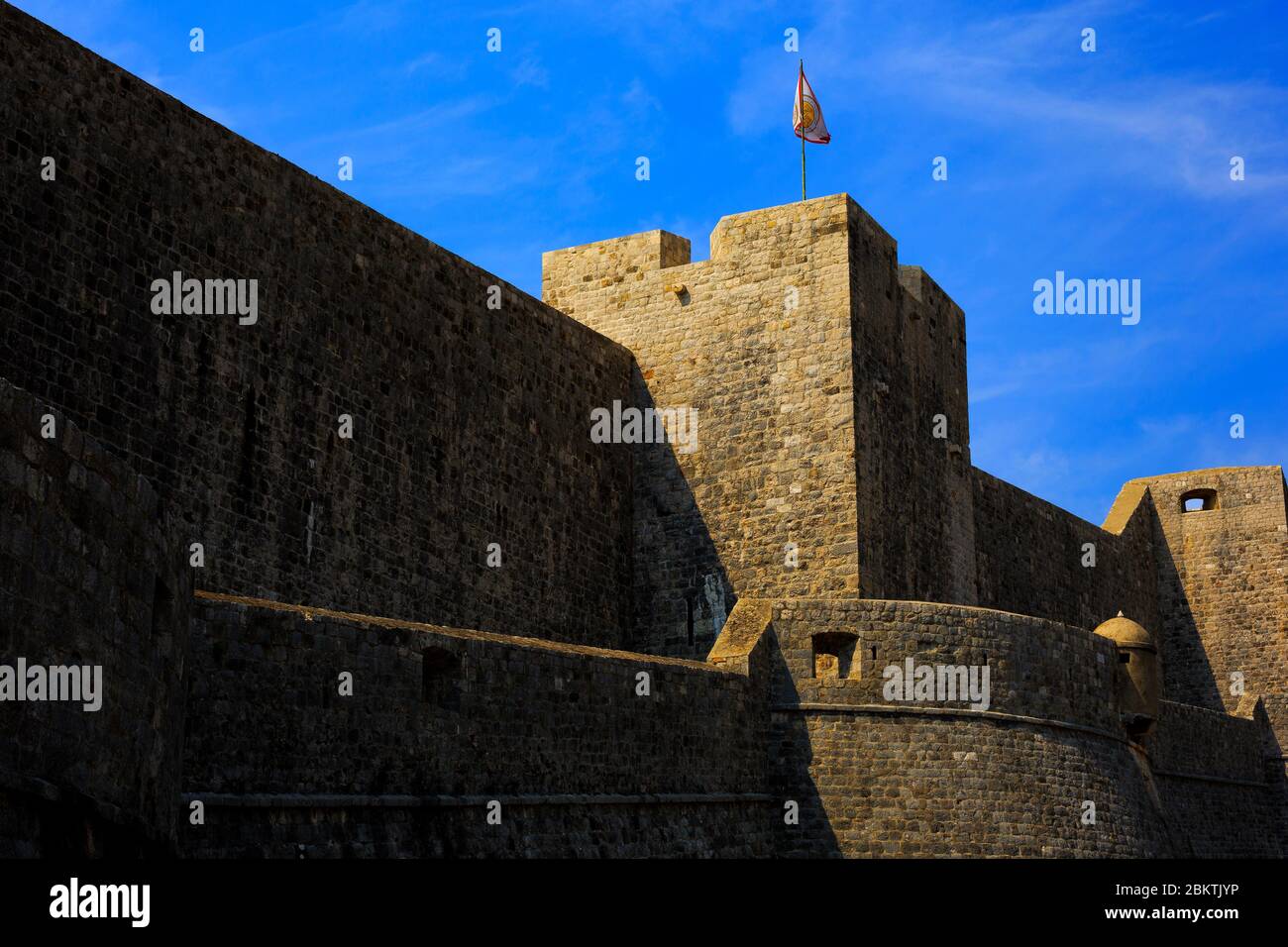 Le drapeau croate survole les murs fortifiés de la vieille ville de Dubrovnik, Croatie, le 1er septembre 2019. Banque D'Images