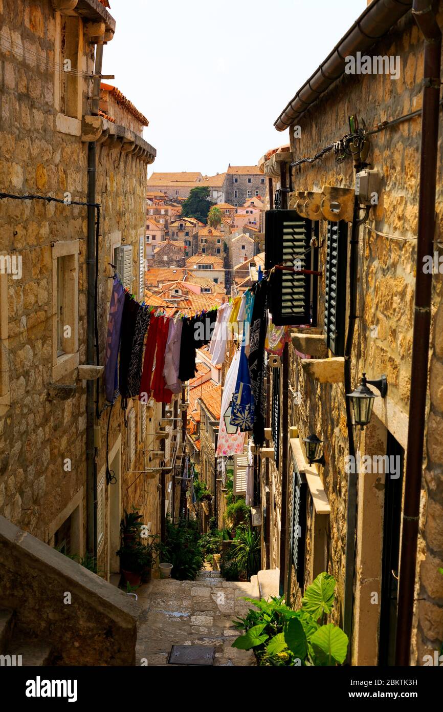 Vue sur un escalier en colimaçon depuis les murs du château de la vieille ville de Dubrovnik, Croatie, le 1er septembre 2019. Banque D'Images