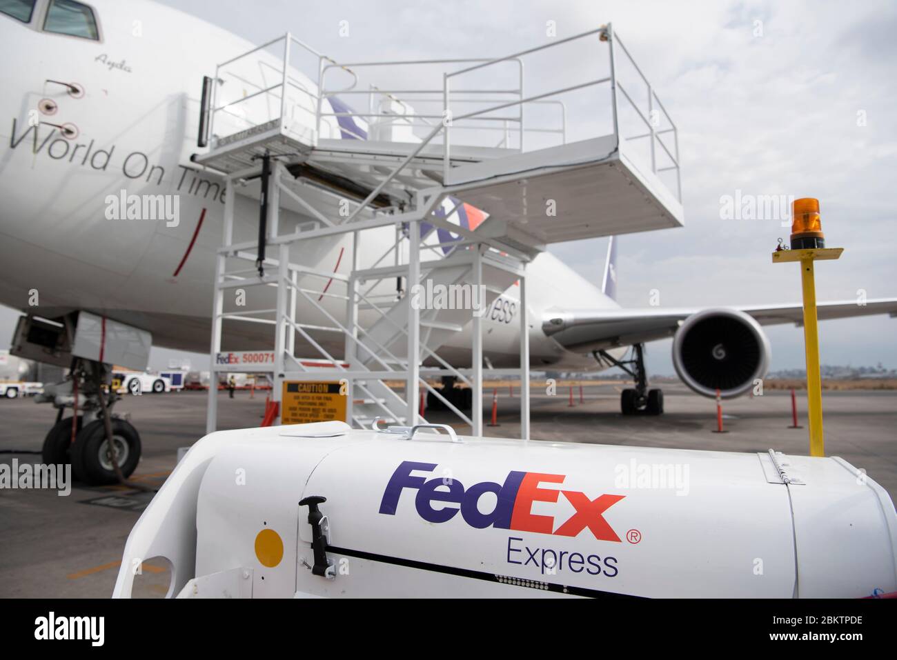 Vue de face de Federal Express, vol FedEx ravitaillant à l'aéroport Banque D'Images