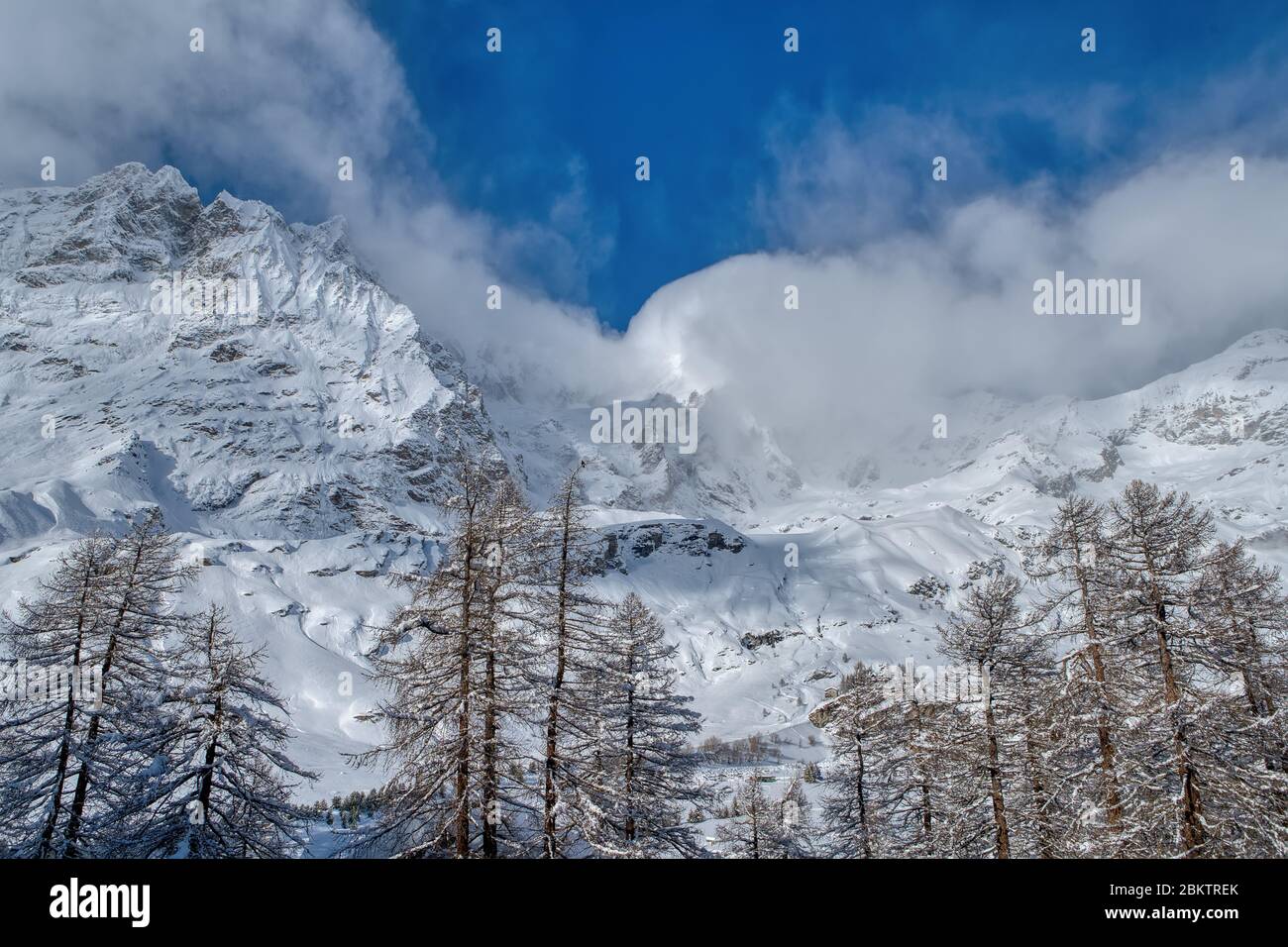 Admirez les Alpes italiennes et le Mont Cervin sous les nuages en décembre, Breuil-Cervinia, Valle d'Aoste, Italie Banque D'Images