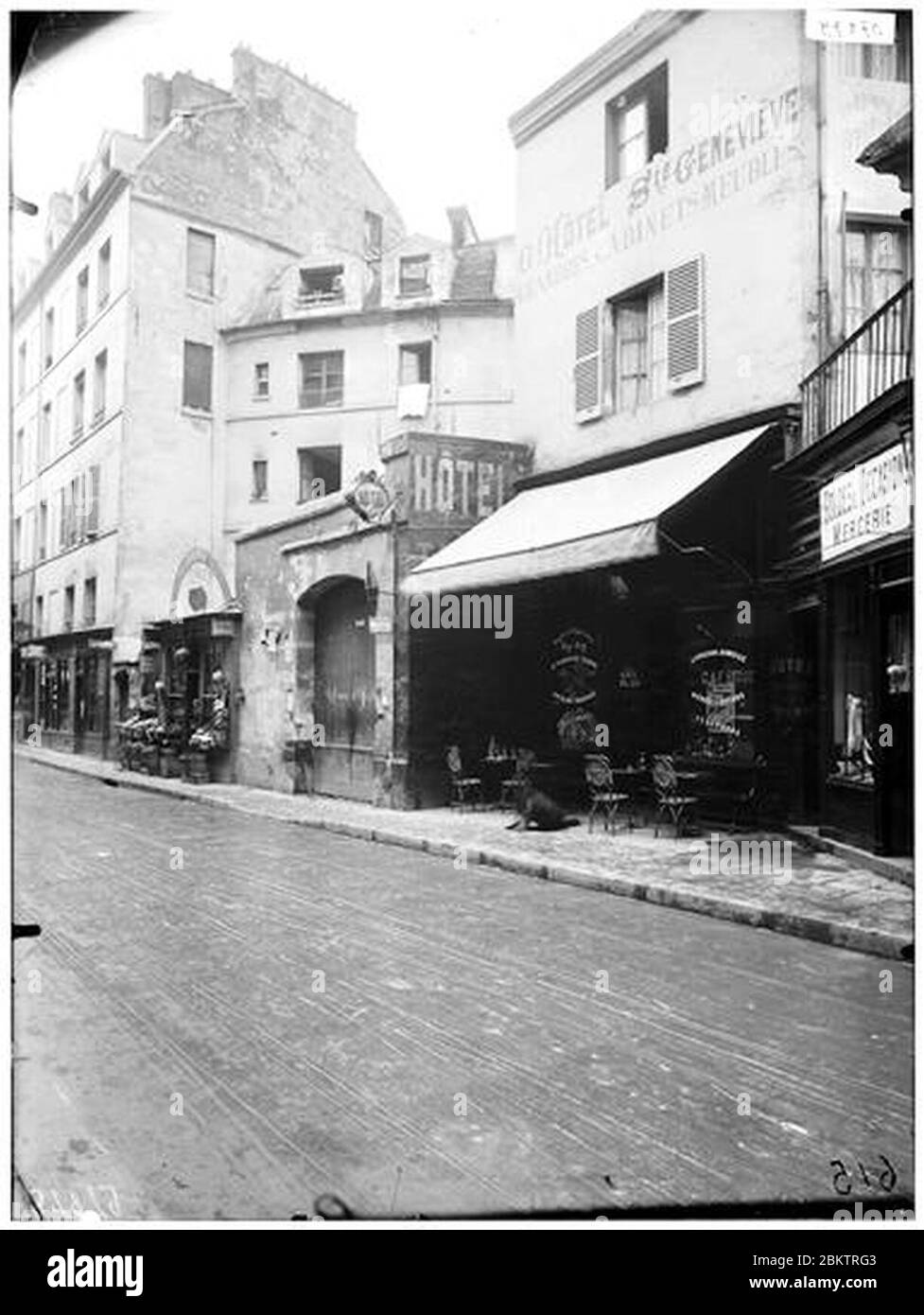 Hôtel meublé Sainte-Geneviève (grand) - vue générale sur rue - Paris 05 -  Médiathèque de l'architecture et du patrimoine Photo Stock - Alamy