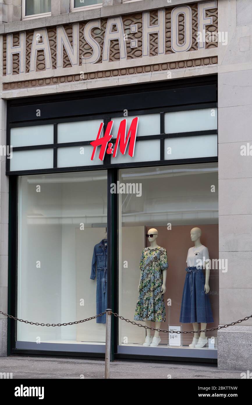Façade du magasin H&M, Zurich, Suisse, mars 2020. H&M est une marque de  vêtements et de maison de Hennes et Mauritz qui propose des articles de  mode et de maison décontractés Photo