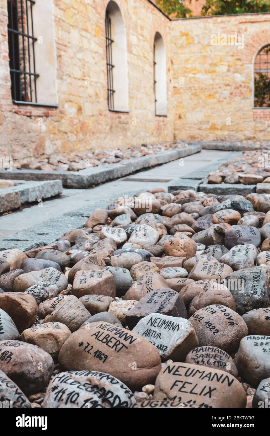Pilsen, République tchèque - 28 octobre 2019 : jardin des souvenirs à côté de la vieille synagogue de Plzen. Des pierres aux noms des victimes nazies de la terreur commémorent les victimes de l'holocauste de Plzen. Banque D'Images