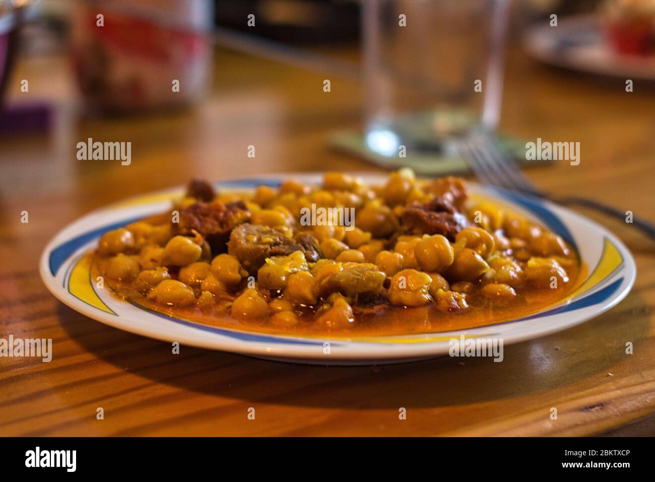 Repas espagnol appelé 'callos' fait avec 'chorizo', tripe de boeuf, pieds de boeuf, carottes et pois chiches Banque D'Images