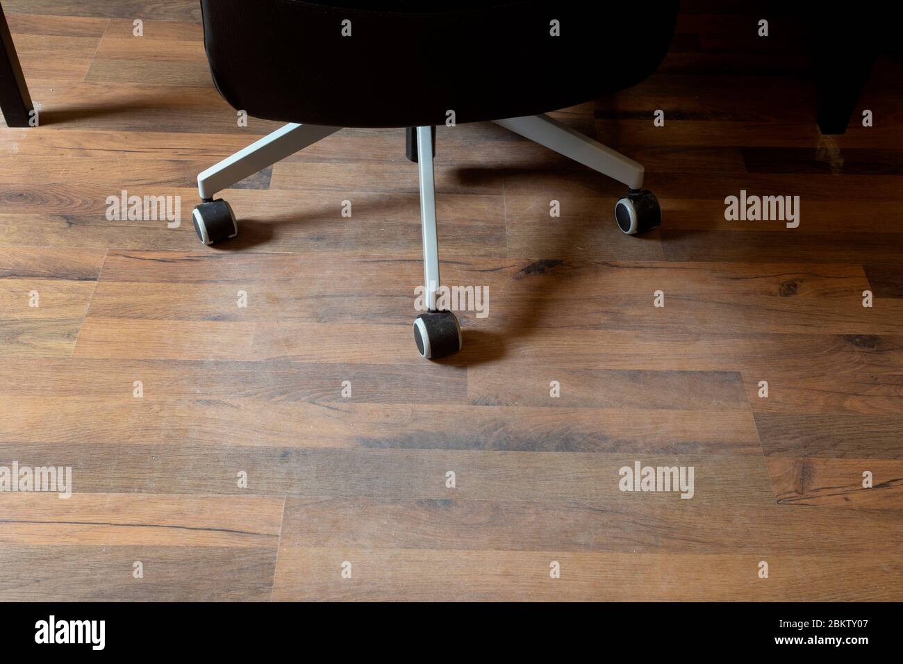 Sol stratifié endommagé des roulettes de chaise de bureau dans une maison,  a besoin de protection Photo Stock - Alamy