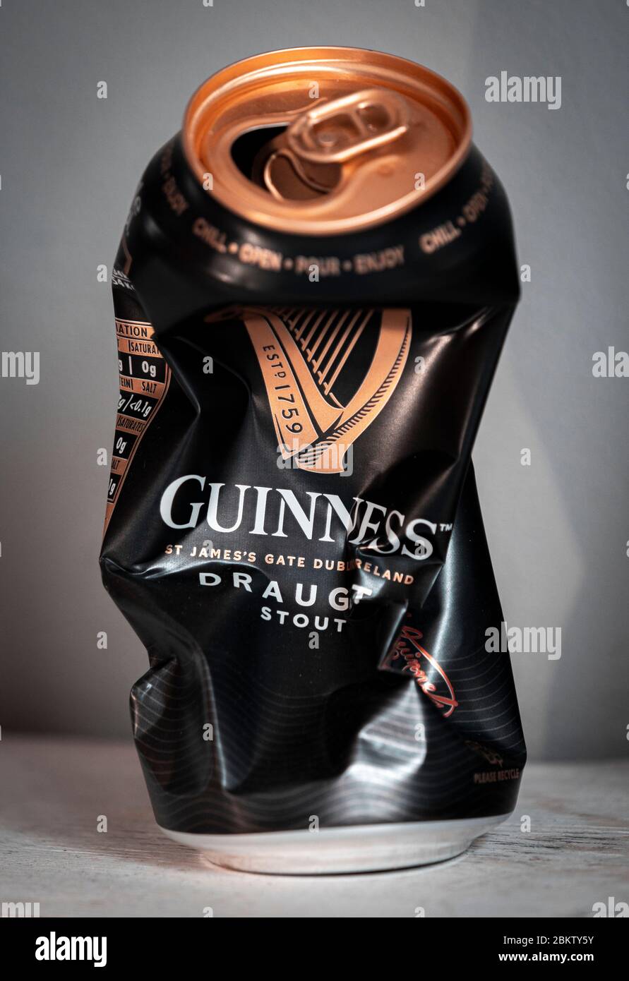 Guinness écrasé CAN, Guinness est brassée à la porte St James, Dublin, Irlande, introduit en 1759 par Arthur Guinness comme un Stout sec irlandais. Banque D'Images