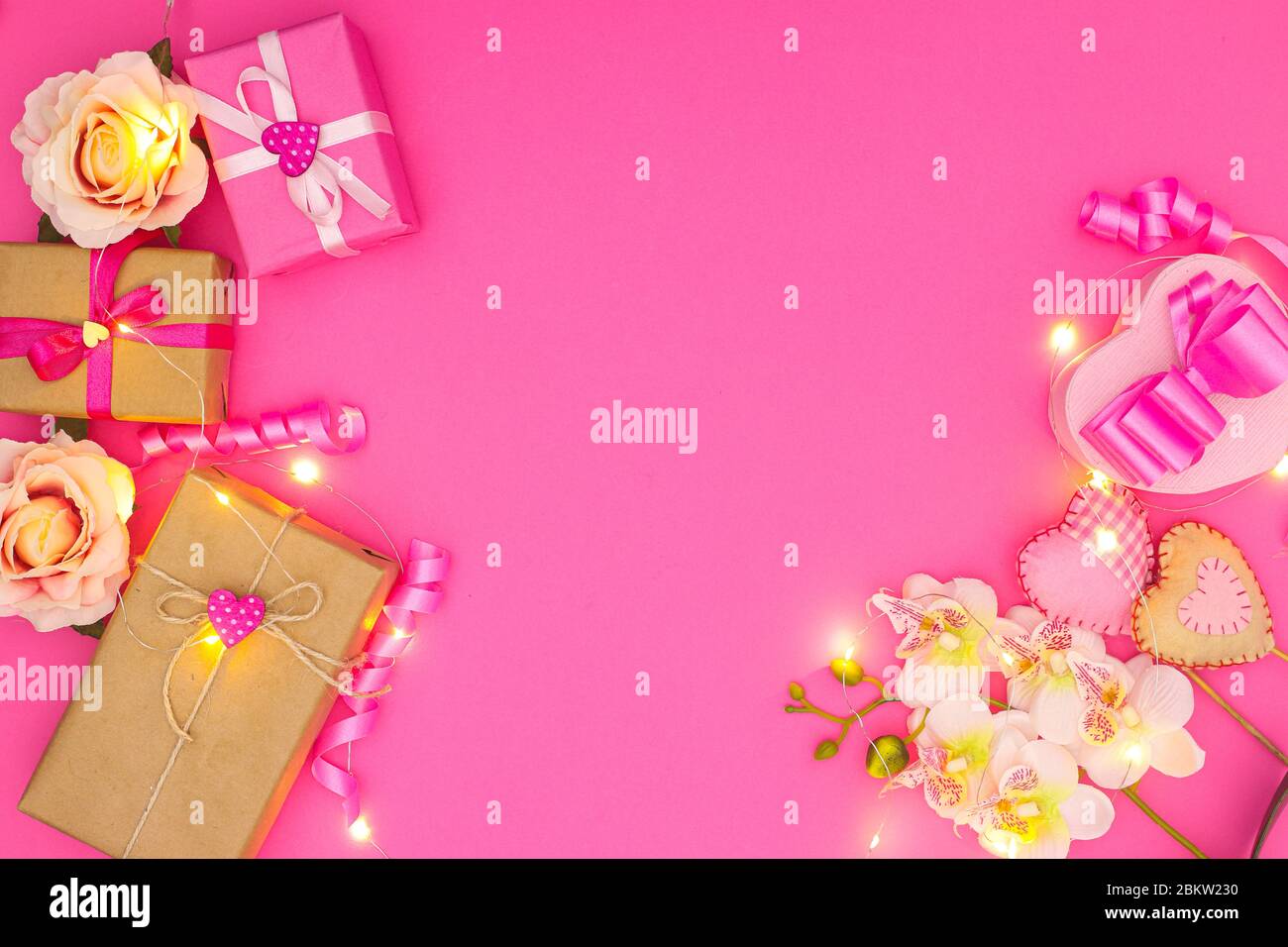 Décoration romantique avec cadeaux pour une journée spéciale Banque D'Images