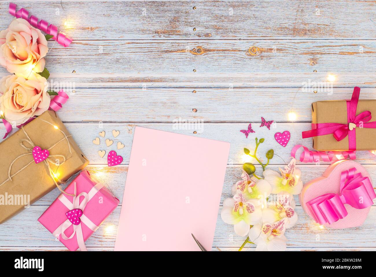 Décoration romantique avec cadeaux pour une journée spéciale Banque D'Images