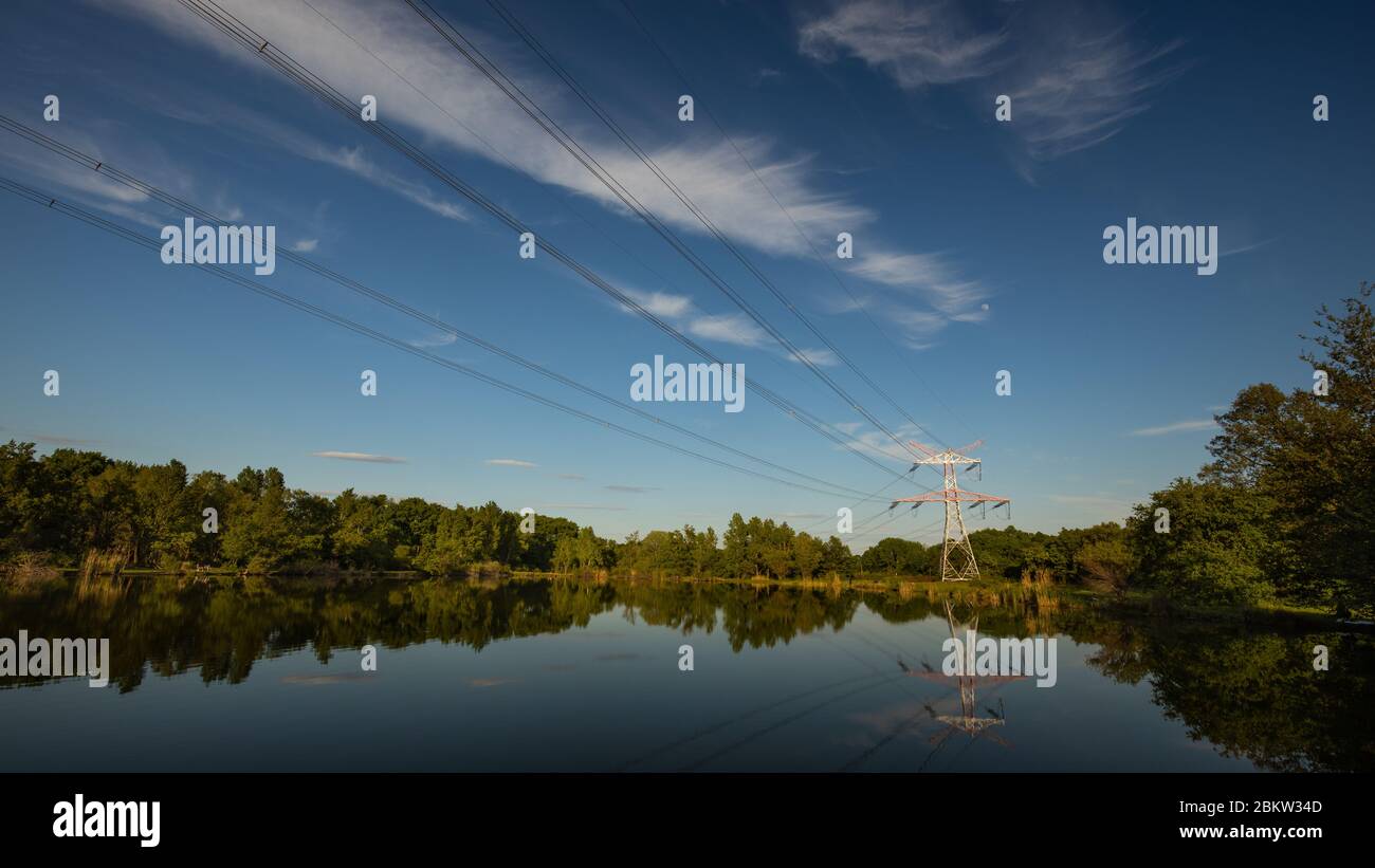 réseau électrique longue distance sur un terrain intact Banque D'Images