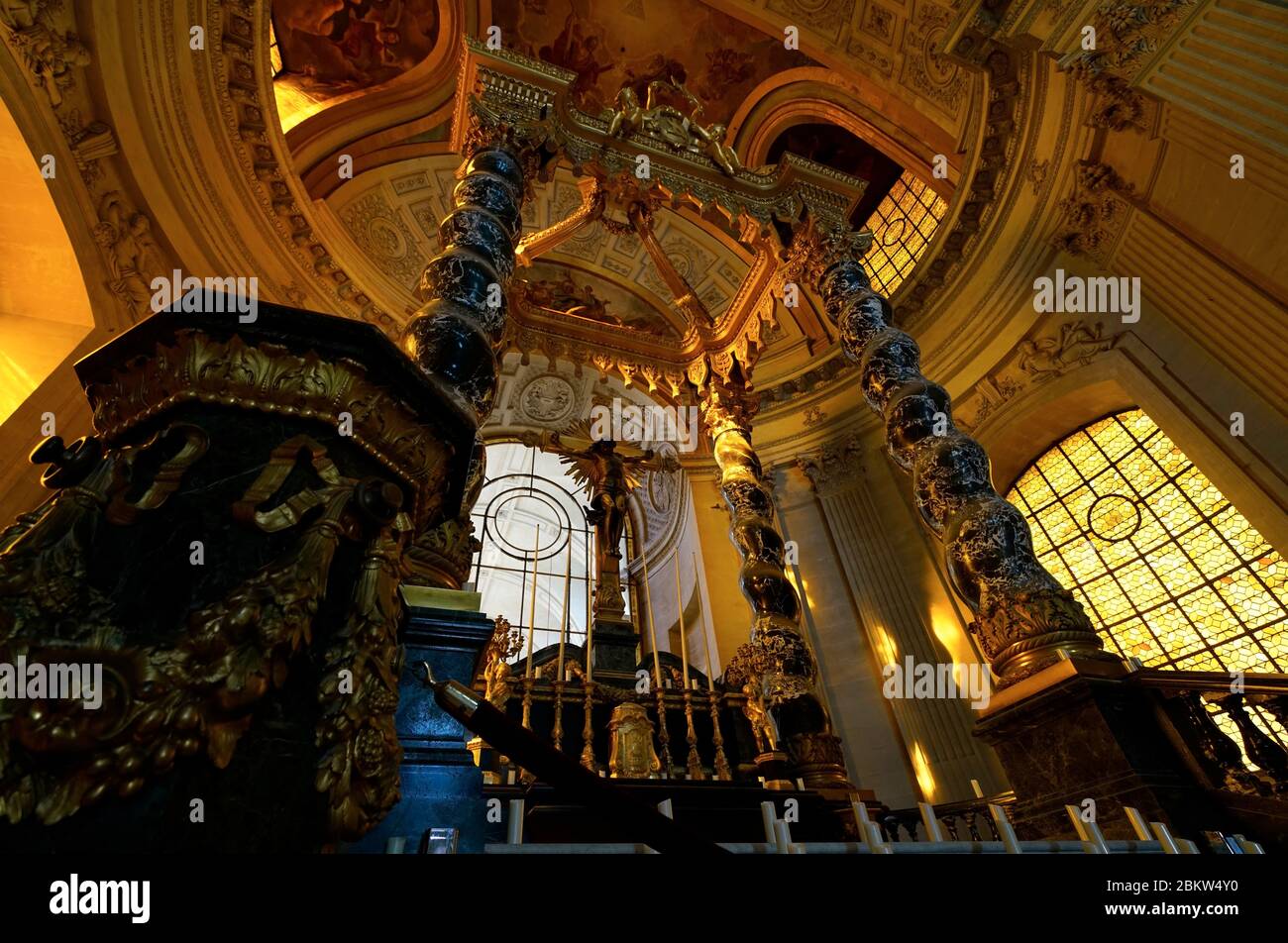 L'autel de l'église de la Dôme des Invalides à l'intérieur de l'Hôtel National des Invalides.Paris.France Banque D'Images